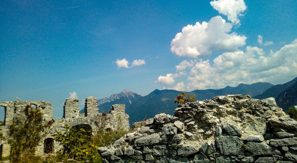 Festung Schlosskopf - Reutte - Ihrer eigentlichen militärischen Bedeutung konnte die Festung nie nachkommen. - © <a href="https://papa-wanderwolle.jimdofree.com/2020/10/06/burgenrunde-auf-dem-ehrenberg/" target="_blank">Wolfgang Berres auf papa.wanderwolle</a>